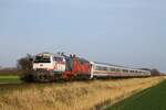 218 497 + 218 385 vor IC 2374 nach Westerland (Sylt) Bü Südergotteskoog 18.04.2022