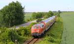 DB 218 470 hat mit dem  Strandexprß  Puttgarden verlassen, hier aufgenommen von einer Brücke bei Niendorf kurz vor Burg auf Fehmarn 05.06.2022