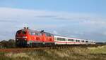 DB 218 833 + 218 390 mit IC 2310 nach Westerland, Wiedingharder Neuer Koog, 19.09.2022