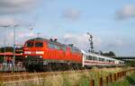 DB 218 379 + 218 390 passieren mit dem IC 2374 nach Westerland (Sylt) das Einfahrtsignal von Niebüll, 28.07.2023 