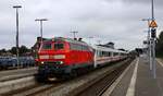 DB 218 425-7 der DB Regio Bayern, Kempten mit IC 2375 nach Karlsruhe aufgenommen beim Halt in Niebüll .