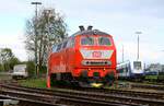  Die neu in orientrot lackierte DB 218 406 des Bw Kempten /REV/13.09.2023/ wartet im Gterbahnhof von Niebll auf den Achsentausch, 17.10.2023 