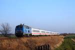 PRESS 218 454 (218 056) passiert mit ihrem 9-Wagen IC 2072 unter Höllenlärm den Bü Triangel auf dem Weg nach Westerland 19.12.2020