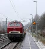 ELV 218 139 hat ihren Bauzug wieder am Haken und drckt diesen aus dem Bhf Owschlag.