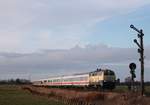 RP 218 480 passiert mit ihrem 9 Wagen langen IC 2073 nach Dresden das Einfahrtsignal zum Kreuzungsbahnhof Lehnshallig 31.01.2021