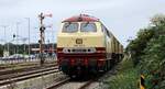 NeSA/DB 218 105-5, REV/HB X/22.11.19 mit Schweerbau Bauzug abgestellt in Niebüll.