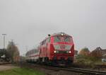 Die orientrote RP 218 402  Pidder Lüng  muß heute den IC 2072 alleine nach Westerland befördern, hier bei der Ausfahrt in Niebüll in Höhe des Bw 25.10.2021 