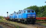 PRESS 218 054 + 218 055 (218 448 + 218 458) fahren mit ihrem Autozug aus Westerland/Sylt aus, hier aufgenommen am Bü Königskamp in Tinnum 30.06.2022