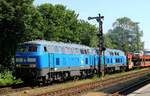 PRESS 218 055 + 218 054 (218 458 + 218 448) mit ihrem Autozug schon wieder auf dem Rückweg nach Westerland/Sylt, aufgenommen bei der Ausfahrt aus Niebüll 30.06.2022