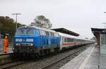 PRESS 218 412 wartet in Niebüll darauf, die Kurswagen des IC 2214 nach Dagebüll auf das NEG Übergabegleis zu überstellen, 17.10.2023 