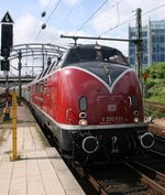 Die V200 033 mit dem Sonderzug aus Vienenburg hat Einfahrt in den Kieler Hauptbahnhof.