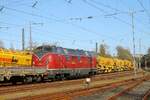 SGL V 270.10 (ex DB 221 124-1 ex V 200 124) REV/628/04.07.2019 inmitten von MFS 100 Einheiten im ehemaligen Bw Flensburg 09.04.2023 