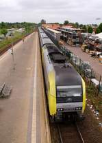 Hier verlässt die NOB 81719 den Bahnhof Bredstedt Richtung Husum, Schublok ist die 223 010-0/ER20-010.