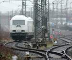 RCCDE 223 153 bei strömendem Regen von weit weg her aufgenommen.