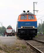 NBE RAIL 225 006-6 mit Schwestermaschine beim Entladen in Jübek.