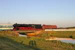 01 1104 + CLR MY 1138 auf der Brücke über die Soholmer Au am 08.07.2023. Den häßlichen rot-weißen Bauzaun konnten wir auf die Schnelle nicht entfernen.