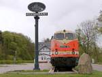 Noch als Locon 301(228 656-5) bezeichnet das neue Denkmal an der Station Gadebusch.