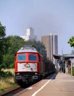 DB 232 241-0 mit Umleiter nach Hamburg bei der Durchfahrt in Husum festgehalten.