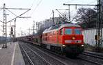 DB 233 698-0 dieselt hier mit einem Autotransportzug nach Cuxhaven durch HH-Harburg.