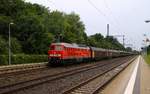 DB 233 572-7 mit dem EZ 47420 von Maschen nach Esbjerg/DK, hier bei der Durchfahrt in Schleswig festgehalten.