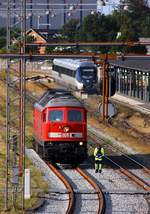 Marschbahnumleiter-Tour: Was machen die denn da auf der Brücke scheint der Rangierer zu denken als er zusammen mit der DB 233 572-7 auf den Zug aus Fredericia wartet...Esbjerg 24.07.2015