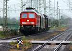 Ersatzlok: DB 233 232-8 mit dem EZ 47416 nach Esbjerg dieselt hier bei wenig freundlichem Regen durch Jübek.