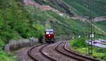 Dunkelrotes Grollen aus der Ferne.....TrainLog 233 373-0 passiert den Bü am Bopparder Hamm.