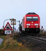 DB 245 025 mit SyltShuttle nach Niebüll, Einfahrt Lehnshallig 26.12.17