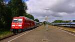 DB 245 027 verlässt Husum mit dem IC 2311 und recht rangiert die 245 215 einen MP Wagen Park in das Bw Husum.