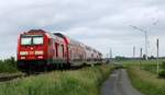 DB 245 004 mit Dosto-Park als RE 6 nach Niebüll. Lehnshallig 03.06.2024