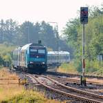 Paribus/NAH.SH/DB 245 201-9 mit nem RE 6 nach Westerland hat Einfahrt in Husum.