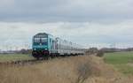 NAH.SH/DB 245 203-5 mit RE6 nach Westerland, Bü Triangel 19.03.2021