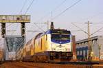 Metronom 246 007-9 schiebt hier in der Abendsonne ihren Zug aus Cuxhaven Richtung Hamburg Hbf vorbei an den Fotografen über die Süderelbbrücke.