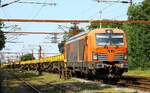 RTS 247 903 mit leeren vierachsigen Abraumwagen bei der Ausfahrt aus Pattburg/Padborg 24.08.2022