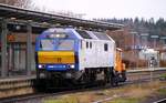 Richtig schwer zu arbeiten hatte die MaK DE2700-09/ 251 009-7(Unt/VL/11.04.13)die hier die von Northrail geliehene Köf III 3335 106-1 in Richtung Husum-Nord zur Abstellgruppe zieht.