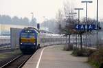 Vossloh/MaK DE 2700-01 oder 251 001-4 hat hier mit einer NOB nach Westerland Einfahrt in den Bahnhof Husum.