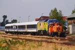 Gemeinsam mit 4 Connex Wagen wird die 251 003-0/MaK DE2700-03 von der northrail/NOB Köf 3 335 143-4 in die Abstellgruppe Husum-Nord gedrückt.