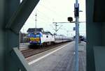 Durch den Mast geschaut...MaK DE 2700-08 oder 251 008-9(REV/VL/03.05.13)steht hier abfahrbereit mit einer NOB nach Westerland im Bahnhof von Itzehoe.