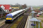 MaK DE 2700-03 hat hier mit ihrer NOB nach Westerland Einfahrt in Bahnhof von Klanxbüll.