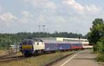 RDC MaK De2700-02 mit dem DLr 93209 aus HH-Langenfelde kommend hat hier mit 4 BTEX Wagen Einfahrt in Husum.