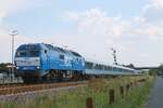 RDC DE 2700-07 vor Schülersonderzug Dortmund - Westerland (Sylt), bestehend aus 10 blauen und roten GfF n-Wagen am Einfahrtsignal von Niebüll 15.08.2022