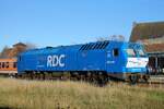 Die blaue RDC DE 2700-02 auf dem NEG Gelände Niebüll 19.10.2022