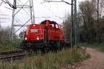 DB 261 033-5 holt hier ein paar Güterwagen aus Waltershof...Hamburg 02.11.2013