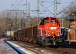 DB 261 104-4(Unt/VTLT/20.03.13)dieselt hier langsam mit dem EK (Einzelwagen-Zubringerzug,Zug zur Kundenbedienung) 53340 am Haken durch Schleswig und wird gleich halten, Grund eine Zugüberholung.