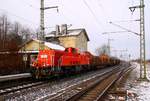 Ganz langsam nähert sich 261 104-4 mit dem EK 53369(Flensburg-Neumünster)dem roten Signal am Bü Jübek und passiert dabei das alte Bahnhofsgebäude(inzwischen in Privatbesitz).