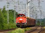 Version 1: DB 261 033-5 mit dem EK 53367(AFW-AN G)bestehend aus 10 beladenen Snps5 Wagen dieselt hier im Höchsttempo durch Jübek.