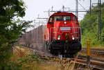 DB Schenker 261 055-8 steht hier mit ihrem Leerzug(12 Snps719 Wagen der DBSNI)in Jübek im Gleis 3 und wartet darauf ihre Rangierfahrt beginnen zu können.