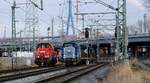 Aus dem Hause Vossloh...li die DB Gravita 10BB 261 091-3 und re die EVB G6 0650 303-7 (REV/VL/23.11.20) auf dem Weg in den Hafen Hamburg. Waltershof/Dradenau am Umspannwerk. 15.01.2022