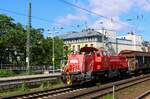 DB 261 022-8 dieselt mit einem H-Wagen Zug durch den Bremer Hbf.