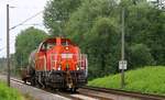 DB 261 055-8 mit 2 Güterwagen Richtung Osnabrück am Bü Lotte, 05.06.2024